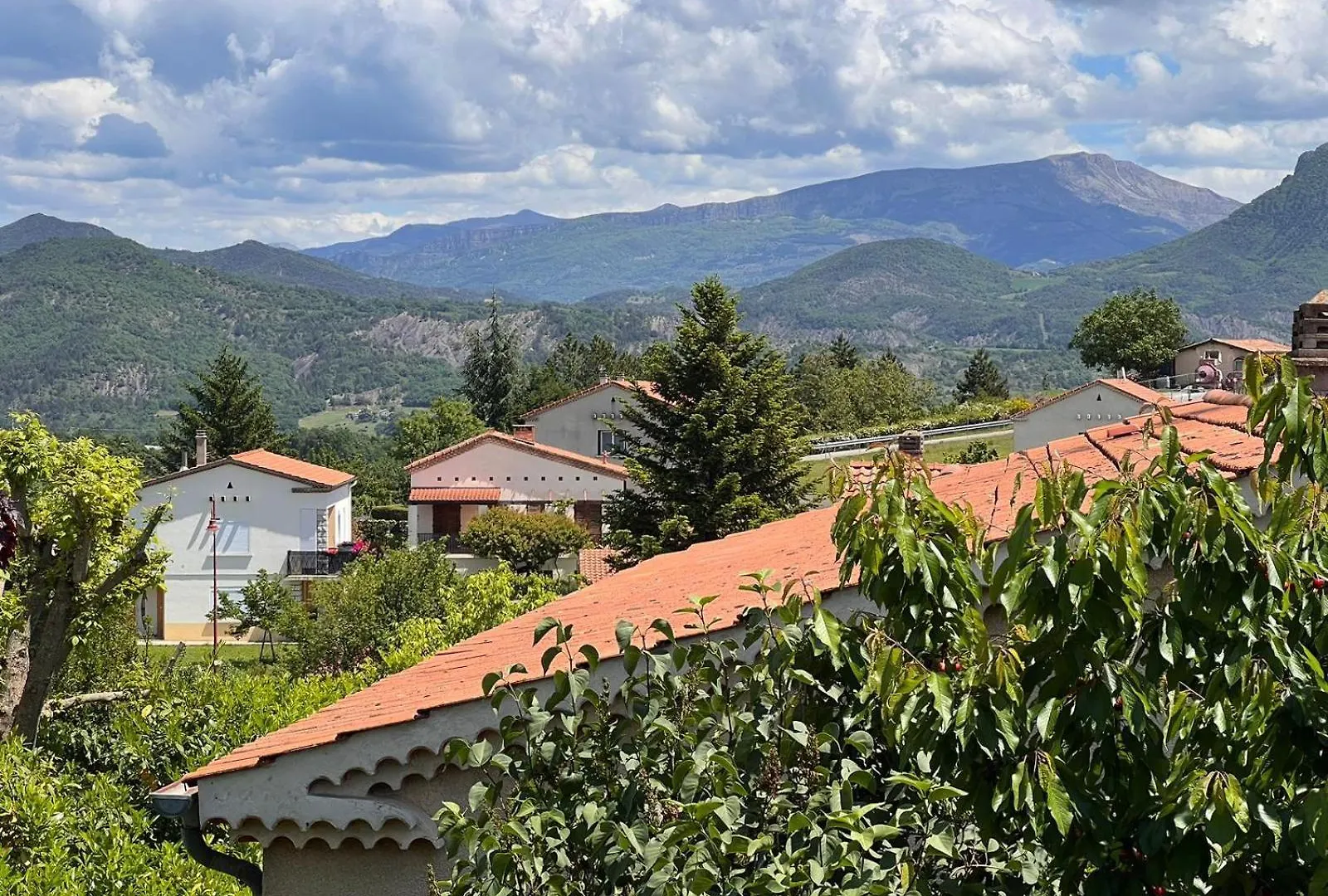 Appartement Calme Avec Jardin Dans Maison Le Poet  Apartment Le Poet (Le Poet, Hautes-Alpes)
